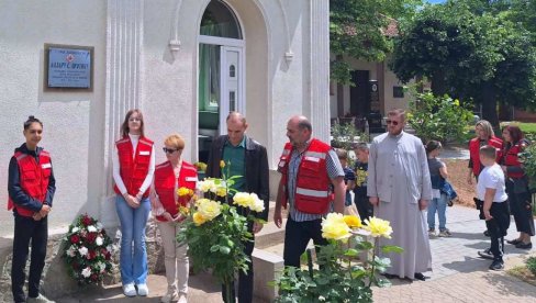 SEĆANJE NA OSNIVAČA CRVENOG KRSTA U PARAĆINU: Položen venac kod spomen-ploče Lazara S. Protića (FOTO)