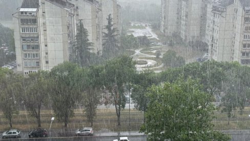 ОЧЕКУЈЕ НАС ПРОМЕНА ВРЕМЕНА: Овај део Србије биће први на удару пљускова, овако ће се облаци кретати по сатима (ФОТО) ОЧЕКУЈЕ НАС ПРОМЕНА ВРЕМЕНА: Овај део Србије биће први на удару пљускова, овако ће се облаци кретати по сатима (ФОТО)