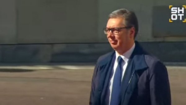 ОВО ЈЕ СРПСКИ ПОНОС: Тренутак кад је Вучић стигао на Параду победе (ВИДЕО) ОВО ЈЕ СРПСКИ ПОНОС: Тренутак кад је Вучић стигао на Параду победе (ВИДЕО)