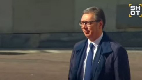 OVO JE SRPSKI PONOS: Trenutak kad je Vučić stigao na Paradu pobede (VIDEO) OVO JE SRPSKI PONOS: Trenutak kad je Vučić stigao na Paradu pobede (VIDEO)