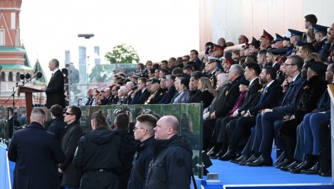 NA PONOS SRBIJI: Predsednik Vučić iz prvog reda prati Paradu pobede (FOTO) NA PONOS SRBIJI: Predsednik Vučić iz prvog reda prati Paradu pobede (FOTO)