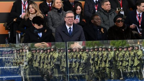 VUČIĆ OBJAVIO SNIMAK IZ MOSKVE: Veličanstveni doček na Crvenom trgu, potom u prvim redovima na Paradi pobede (VIDEO) VUČIĆ OBJAVIO SNIMAK IZ MOSKVE: Veličanstveni doček na Crvenom trgu, potom u prvim redovima na Paradi pobede (VIDEO)