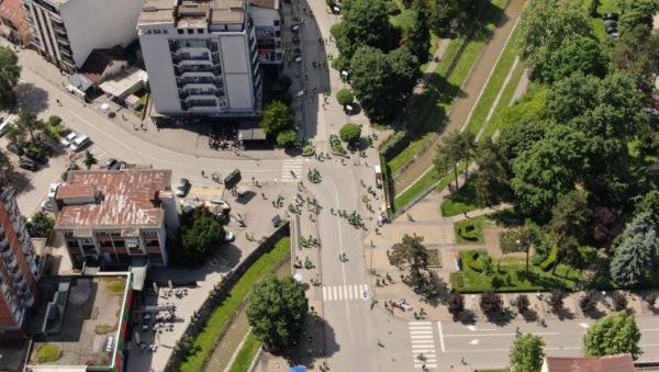 ПРОПАСТ БЛОКАДЕРА ФОТЕЉАША У ЛОЗНИЦИ: Ево колико их се окупило на дуго најављиваном скупу (ФОТО) ПРОПАСТ БЛОКАДЕРА ФОТЕЉАША У ЛОЗНИЦИ: Ево колико их се окупило на дуго најављиваном скупу (ФОТО)