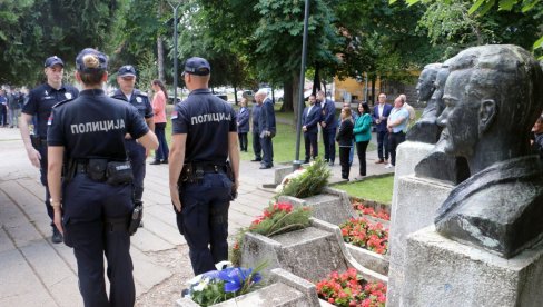 U SMEDEREVU OBELEŽEN DAN POBEDE U DRUGOM SVETSKOM RATU: Položeni venci na spomenik herojima rata U SMEDEREVU OBELEŽEN DAN POBEDE U DRUGOM SVETSKOM RATU: Položeni venci na spomenik herojima rata