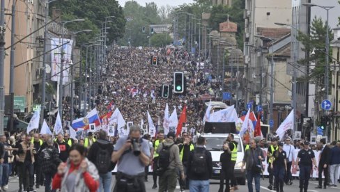 ДОК ЈЕ ВУЧИЋ У МОСКВИ, БЕСМРТНИ ПУК ПОНОСНО ШЕТА БЕОГРАДОМ: На челу колоне министри у Влади Србије и руски амбасадор (ФОТО) ДОК ЈЕ ВУЧИЋ У МОСКВИ, БЕСМРТНИ ПУК ПОНОСНО ШЕТА БЕОГРАДОМ: На челу колоне министри у Влади Србије и руски амбасадор (ФОТО)