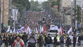 ДОК ЈЕ ВУЧИЋ У МОСКВИ, БЕСМРТНИ ПУК ПОНОСНО ШЕТА БЕОГРАДОМ: На челу колоне министри у Влади Србије и руски амбасадор (ФОТО)
