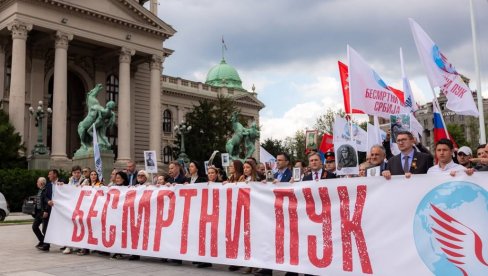 Studenti koji žele da uče položili vence na Groblju oslobodilaca Beograda (VIDEO) Studenti koji žele da uče položili vence na Groblju oslobodilaca Beograda (VIDEO)
