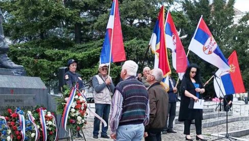 ДАН ПОБЕДЕ ОБЕЛЕЖЕН И У ПАРАЋИНУ:  Венци на Споменик народном хероју Бранку Крсмановићу