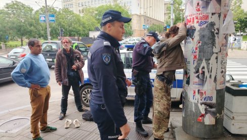 PRETUKAO ŠIPKOM BESKUĆNIKA U NEMANJINOJ: Uhapšen radnik obezbeđenja, žene iz prodavnica ga brane