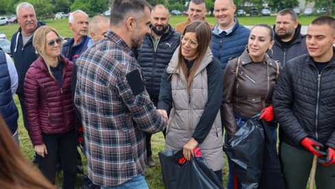 УКЛОЊЕНА ДИВЉА ДЕПОНИЈА У ФУТОГУ: У акцији чишћења приобаља Дунава учествовали градоначелник Жарко Мићин и министарка Сара Павков УКЛОЊЕНА ДИВЉА ДЕПОНИЈА У ФУТОГУ: У акцији чишћења приобаља Дунава учествовали градоначелник Жарко Мићин и министарка Сара Павков