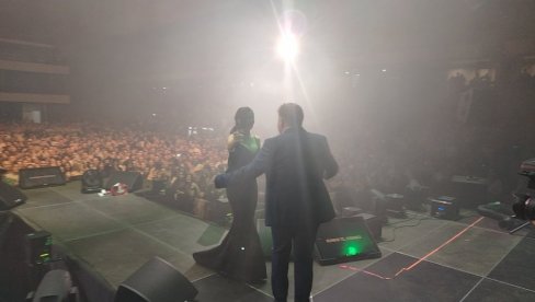 OMILJEN U SVOM GRADU: Bane Bojanić prvi specijalni gost Tanje Savić u srpskoj Atini (FOTO) OMILJEN U SVOM GRADU: Bane Bojanić prvi specijalni gost Tanje Savić u srpskoj Atini (FOTO)