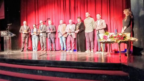 NA „ JOAKIMOVIM DANIMA “ U KRAGUJEVCU URUČENE NAGRADE : Statuete Joakim Vujuć Bitef teatru i Gorici Popović, prsten Aleksandru Milosavljeviću