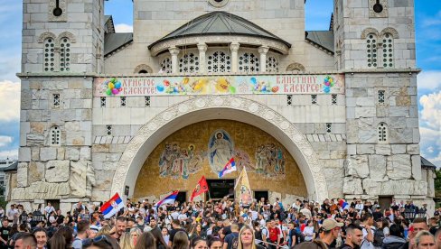 У КРСНОМ ХОДУ КА ОСТРОГУ И ТИЈАНА БОШКОВИЋ: Реке људи из Црне Горе, Србије, Републике Српске на поклоњењу Светом Василију Острошком У КРСНОМ ХОДУ КА ОСТРОГУ И ТИЈАНА БОШКОВИЋ: Реке људи из Црне Горе, Србије, Републике Српске на поклоњењу Светом Василију Острошком