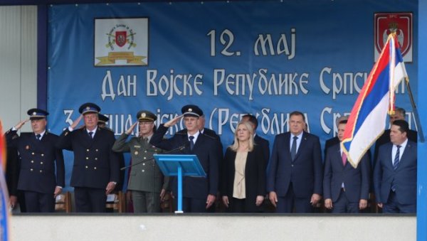 ХЕЛЕЗУ ДАЛИ ВОЉНО: Челни људи Републике Српске обележили Дан војске у касарни Козара у Бањалуци ХЕЛЕЗУ ДАЛИ ВОЉНО: Челни људи Републике Српске обележили Дан војске у касарни Козара у Бањалуци