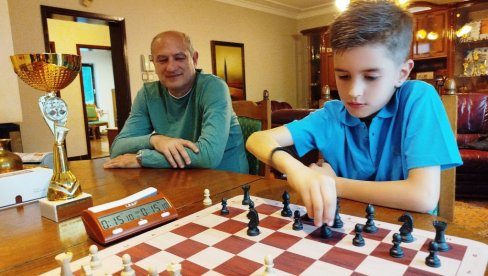 NE ŠETAM SE DOK IGRAM, SAMO MISLIM O POTEZU: Jakša Marjanović (8), šahovski vunderkind, državni prvak i reprezentativac NE ŠETAM SE DOK IGRAM, SAMO MISLIM O POTEZU: Jakša Marjanović (8), šahovski vunderkind, državni prvak i reprezentativac