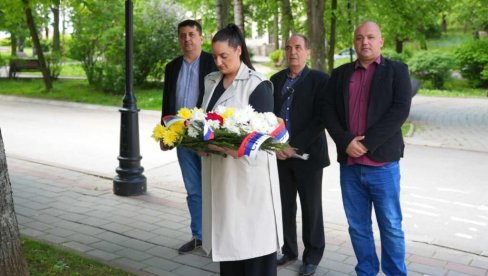 ПОЧАСТ ЈУНАКУ СА КОШАРА: Предсеник Општине Пљевља, у знак сећања на Вукомана Вула Тешовића, положио је венац у улици која носи његово име ПОЧАСТ ЈУНАКУ СА КОШАРА: Предсеник Општине Пљевља, у знак сећања на Вукомана Вула Тешовића, положио је венац у улици која носи његово име