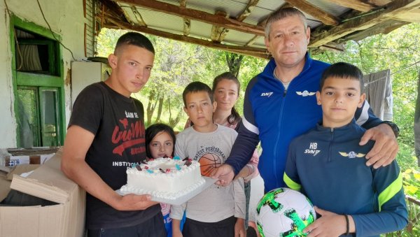 ФАЛИ ИМ СВЕ ОСИМ ЉУБАВИ: Пуна трпеза и купатило, сан шесточлане породице Тасић из села код Врањске Бање (ФОТО) ФАЛИ ИМ СВЕ ОСИМ ЉУБАВИ: Пуна трпеза и купатило, сан шесточлане породице Тасић из села код Врањске Бање (ФОТО)