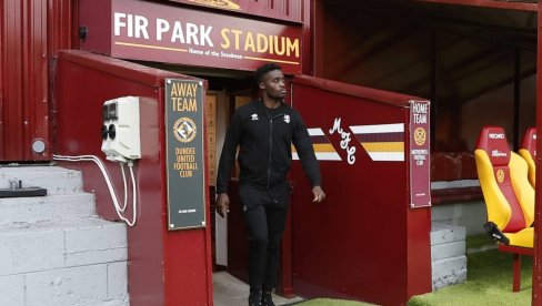 ГОРИ ИНСТАГРАМ! Српска певачица показала труднички стомак, отац познати фудбалер из Африке