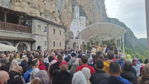 HILJADE VERNIKA PRISTUPAJU ČUDOTVORCU: U molitvi i zajedništvu slave Svetog Vasilija Ostroškog (FOTO)