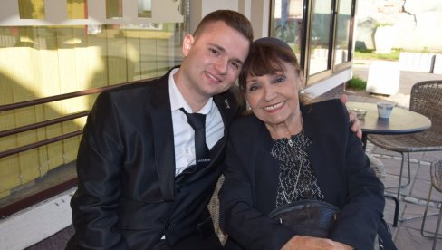 МУКА ПРЕДАКА СЕ НЕ ПРОДАЈЕ: Глоговац - Први документарац о селу и прича о љубави према родној груди, премијерно приказан у Јагодини