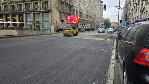 ZA SAT VREMENA ASFALTIRALI ULICU: Dečanska ulica dobila asfalt (FOTO)