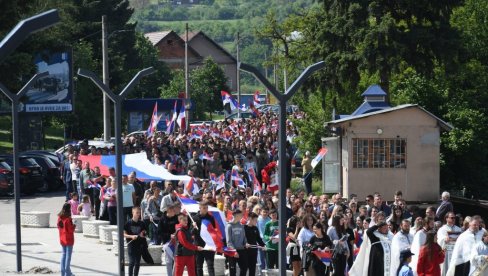 У ЛИТИЈИ РАЗВИЈЕНА ЗАСТАВА ДУГА ВИШЕ ОД 20 МЕТАРА: Обележена општинска и храмовна слава Свети Василије Острошки у Лепосавићу (ВИДЕО)