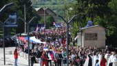У ЛИТИЈИ РАЗВИЈЕНА ЗАСТАВА ДУГА ВИШЕ ОД 20 МЕТАРА: Обележена општинска и храмовна слава Свети Василије Острошки у Лепосавићу (ВИДЕО)
