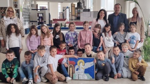 SVE BOJE LJUDSKOSTI: Deca deci darovala mozaik Belog anđela