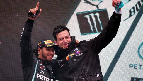 JOŠ IMA MAGIJE U SEBI: Prvi čovek Mercedesa veruje u Hamiltona