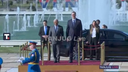 ВУЧИЋ СА КОШТОМ: Свечани дочек испред Палате Србија (ВИДЕО)