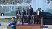 VUČIĆ SA KOŠTOM: Svečani doček ispred Palate Srbija (VIDEO)