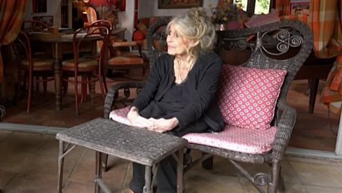 ДАНАШЊИ ФИЛМОВИ СУ ДОСАДНИ, А ЈА ВОЛИМ ДА САЊАМ: Славна глумица Брижит Бардо пред камерама после 11 дугих година ДАНАШЊИ ФИЛМОВИ СУ ДОСАДНИ, А ЈА ВОЛИМ ДА САЊАМ: Славна глумица Брижит Бардо пред камерама после 11 дугих година