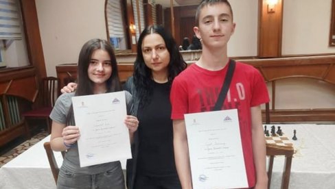 VASILIJE I DINA NAJBOLJI: Učenici iz Paraćina bez premca u šahu na Okružnom takmičenju