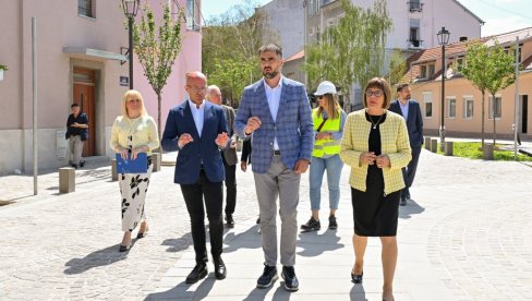 ОЖИВЕЋЕ СТАРИ ДУХ ГРАДА: Маја Гојковић и Жарко Мићин обишли радове на уређењу Алмашког краја, најстаријег дела града