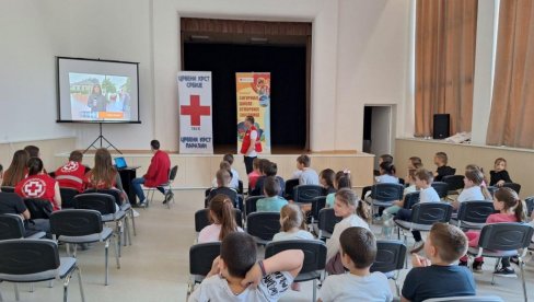 „SIGURNIJE ŠKOLE, OTPORNIJE ZAJEDNICE“: Predavanje u Paraćinu u okviru „Nedelje Crvenog krsta“ (FOTO)