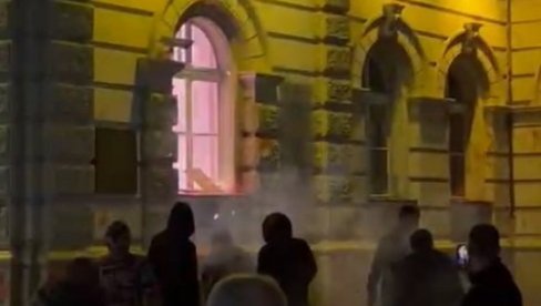 ŠTO IH JE MANJE NA ULICAMA, TO SU VEĆE SILEDŽIJE: Blokaderi foteljaši danima sprovode jezivo nasilje na ulicama Srbije (VIDEO) ŠTO IH JE MANJE NA ULICAMA, TO SU VEĆE SILEDŽIJE: Blokaderi foteljaši danima sprovode jezivo nasilje na ulicama Srbije (VIDEO)