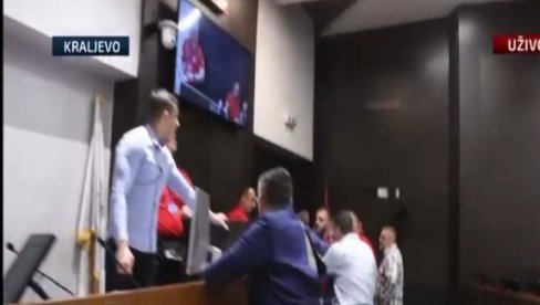 NEMILE SCENE: Nasilje blokadera foteljaša u Kraljevu (FOTO/VIDEO) NEMILE SCENE: Nasilje blokadera foteljaša u Kraljevu (FOTO/VIDEO)