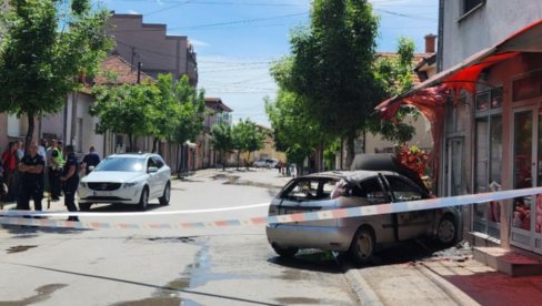 BUKNUO AUTOMOBIL U CENTRU VRANJA: Žena izašla do mesare, zapalio joj se automobil