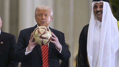 A KAD JE DONALD TRAMP UZEO FUDBALSKU LOPTU... Evo šta je uradio sa njom (VIDEO)