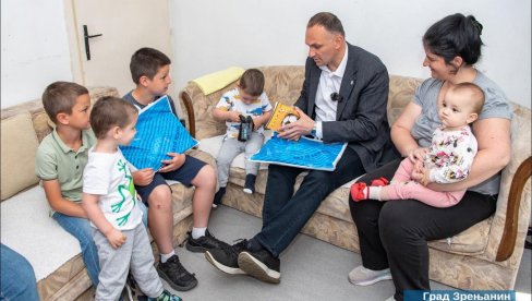 POKLONI ZA MIJANU, NJENU ĆERKU I ČETIRI SINA: Poseta povodom Međunarodnog dana porodice POKLONI ZA MIJANU, NJENU ĆERKU I ČETIRI SINA: Poseta povodom Međunarodnog dana porodice
