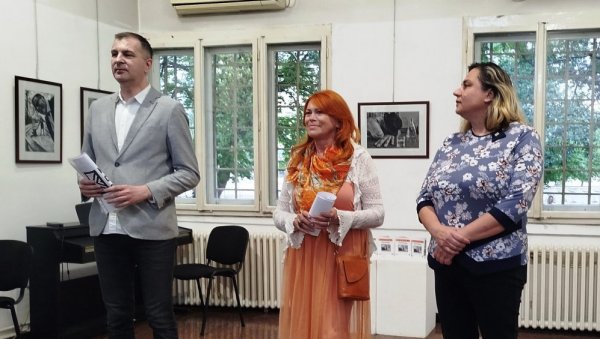 ИЗЛОЖБОМ НОВОСАЂАНКЕ СЛАЂАНЕ ПАНТЕЛИЋ: У Параћину почео „Месец фотографије“ (ФОТО) ИЗЛОЖБОМ НОВОСАЂАНКЕ СЛАЂАНЕ ПАНТЕЛИЋ: У Параћину почео „Месец фотографије“ (ФОТО)