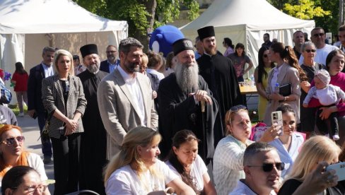 VERA U PORODICU I ZDRAVO DRUŠTVO JAČA OD SVIH NEGATIVNIH ENERGIJA: Šapić i patrijarh Porfirije na manifestaciji „Beogradski dani porodice” VERA U PORODICU I ZDRAVO DRUŠTVO JAČA OD SVIH NEGATIVNIH ENERGIJA: Šapić i patrijarh Porfirije na manifestaciji „Beogradski dani porodice”