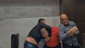 NASILNICI PONOVILI DELO: Ovo nije prvi put da kraljevačka opozicija vrši teror, nastavili martovski scenario (VIDEO) NASILNICI PONOVILI DELO: Ovo nije prvi put da kraljevačka opozicija vrši teror, nastavili martovski scenario (VIDEO)