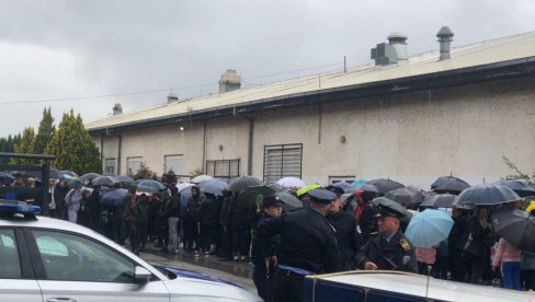 RODITELJI SA DECOM ISPRED SPORTSKE HALE: Protest u Severnoj Mitrovici (VIDEO)