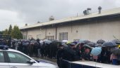 RODITELJI SA DECOM ISPRED SPORTSKE HALE: Protest u Severnoj Mitrovici (FOTO)