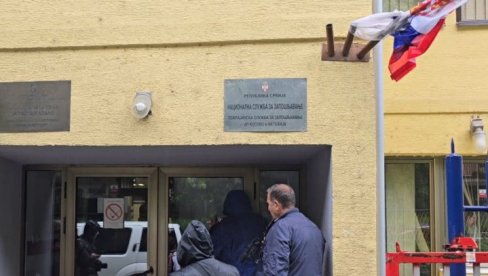 UGROZILI I PRAVO SRBA NA RAD: Srpska lista o upadu tzv. kosovske policije u Nacionalnu službu za zapošljavanje u Kosovskoj Mitrovici UGROZILI I PRAVO SRBA NA RAD: Srpska lista o upadu tzv. kosovske policije u Nacionalnu službu za zapošljavanje u Kosovskoj Mitrovici