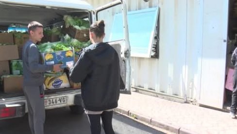 ZASADILI POVRĆE, PA POKLONILI: Donacija srednjoškolaca iz Rekovca Narodnoj kuhinji Crvenog krsta u Kragujevcu ZASADILI POVRĆE, PA POKLONILI: Donacija srednjoškolaca iz Rekovca Narodnoj kuhinji Crvenog krsta u Kragujevcu