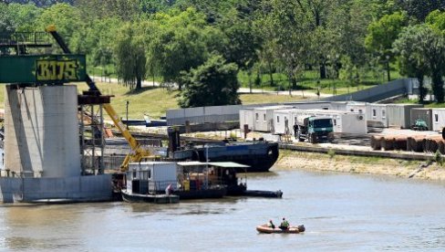 МОСТ ОДСЕЧЕН ОД ОБАЛЕ: Са новобеоградске стране уклоњена конструкција прелаза преко Саве