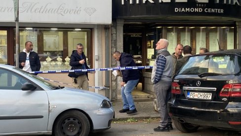ПОПРСКАЛИ РАДНИЦЕ БИБЕР СПРЕЈЕМ: Опљачкана златара у Подгорици, украдена већа количина накита (ФОТО) ПОПРСКАЛИ РАДНИЦЕ БИБЕР СПРЕЈЕМ: Опљачкана златара у Подгорици, украдена већа количина накита (ФОТО)