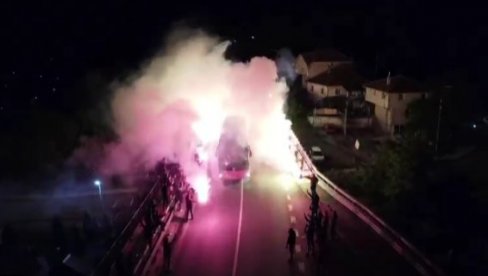 UVERTIRA ZA UTAKMICU GODINE: Delije dočekale fudbalere Zvezde u Novom Pazaru (VIDEO)